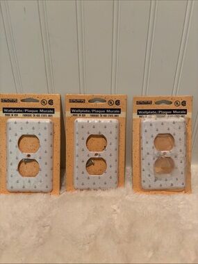 InterDesign Petite Floral White with Decorative Outlet Wallplate - Set of 3